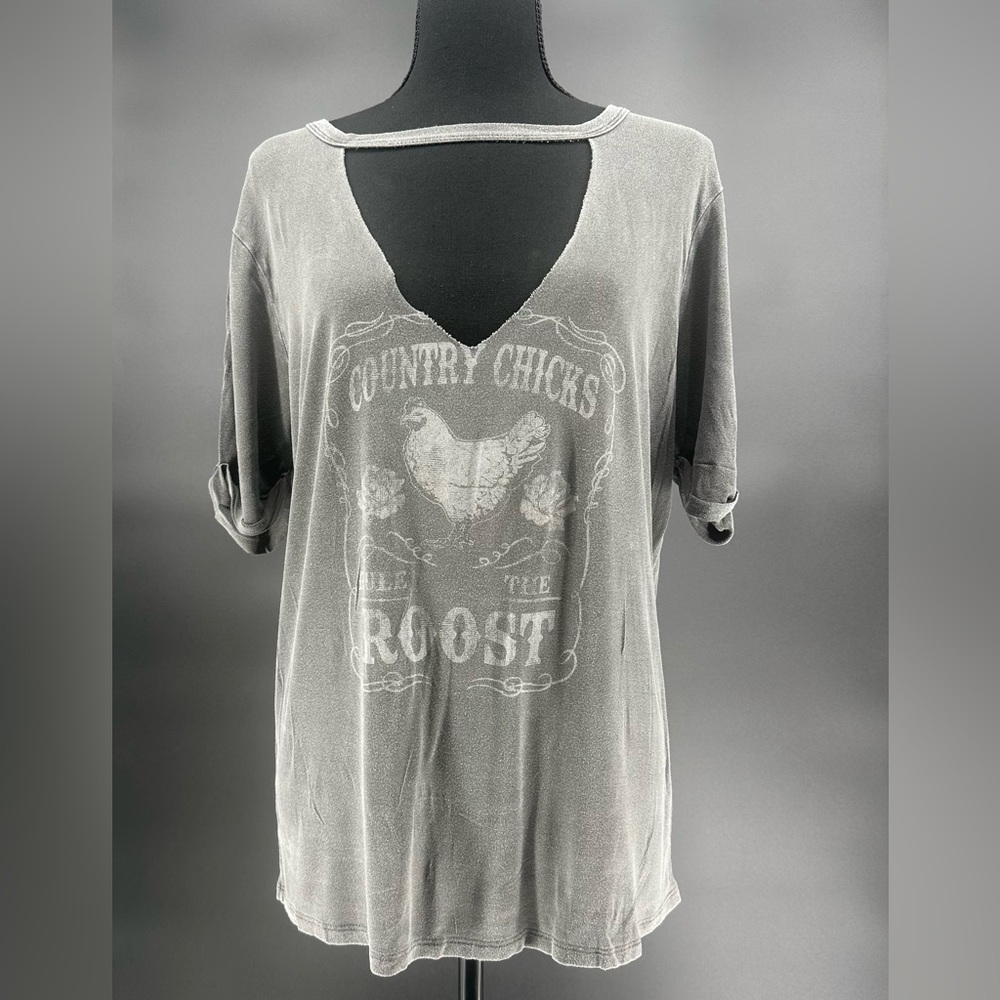 #64- Country Chicks Rule the‎ Roost Graphic V-Neck Women's Tee Size M